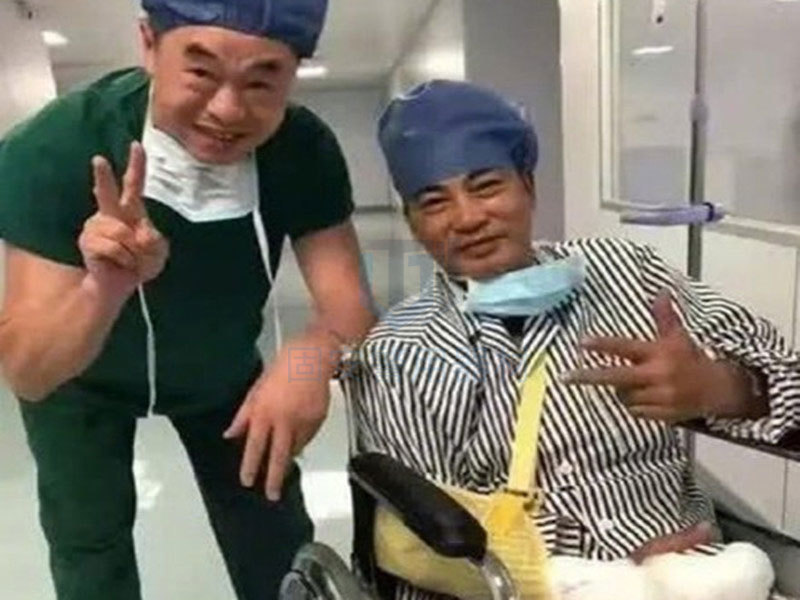 又一明星任達華被刺，這不是非逼著華哥穿防刺服嗎？